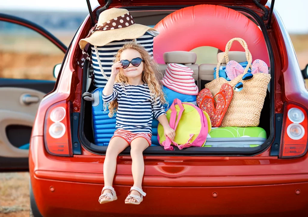 enfant camping voiture pleine vacances